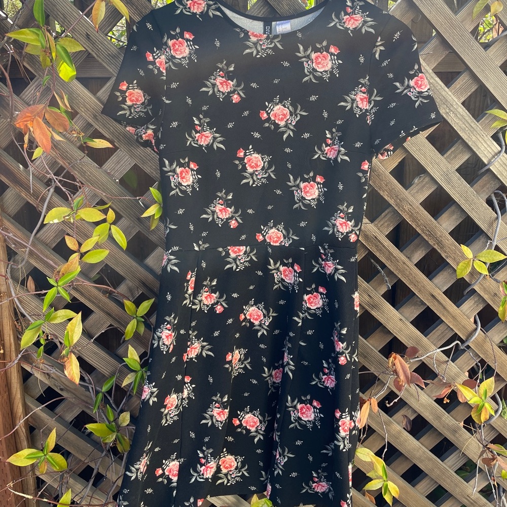 Divided H&M Black Floral Dress / Size 8